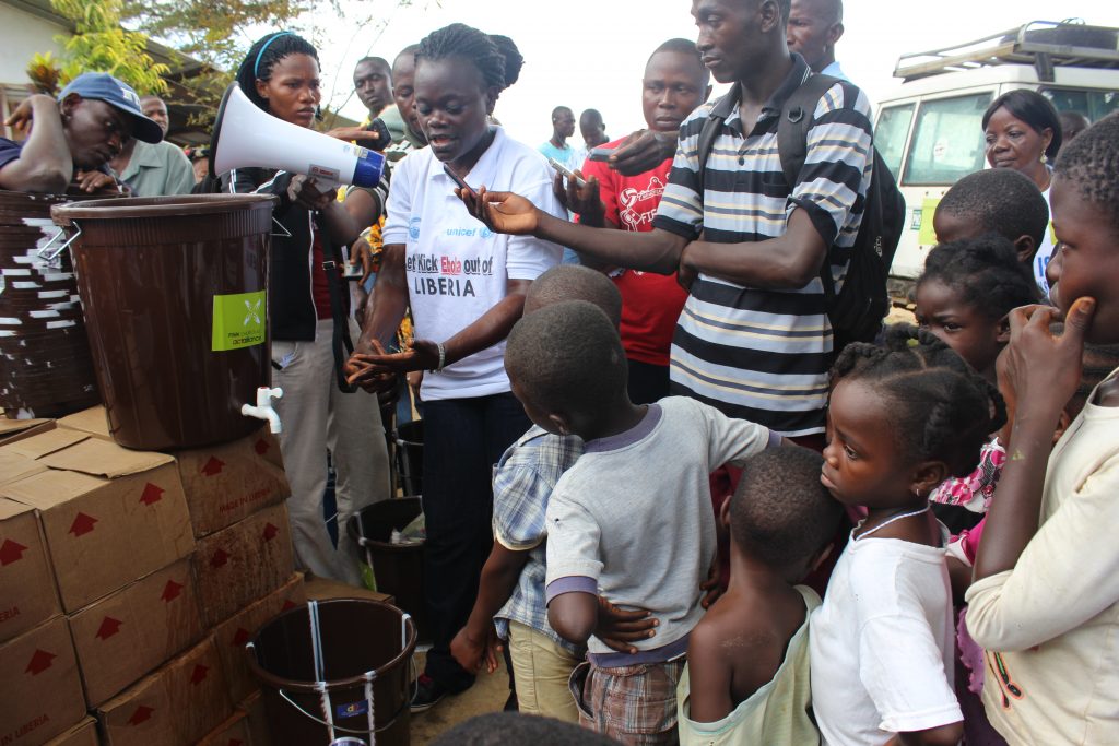 Käsipesupiste Liberiassa ebola-epidemian aikaan.