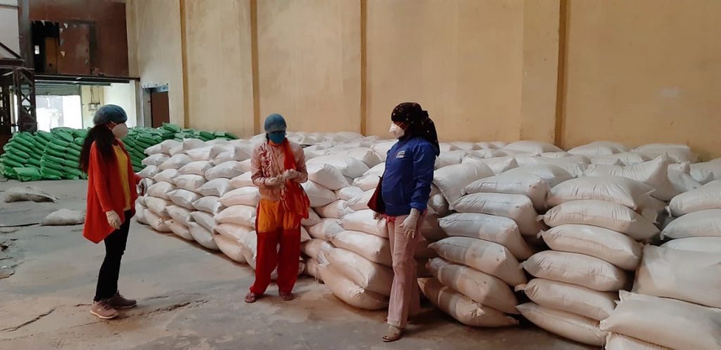 Koronaviruspandemia on aiheuttanut humanitaarisen kriisin, joka on pakottanut ihmisiä ympäri maailman humanitaarisen avun piirin. Kuvassa Nepalissa Kailain alueelle jaettavaa ruoka-apua.