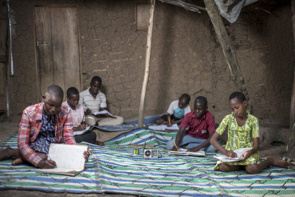 Etäopiskelua ugandalaisella Rwamwanjan pakolaisasutusalueella.