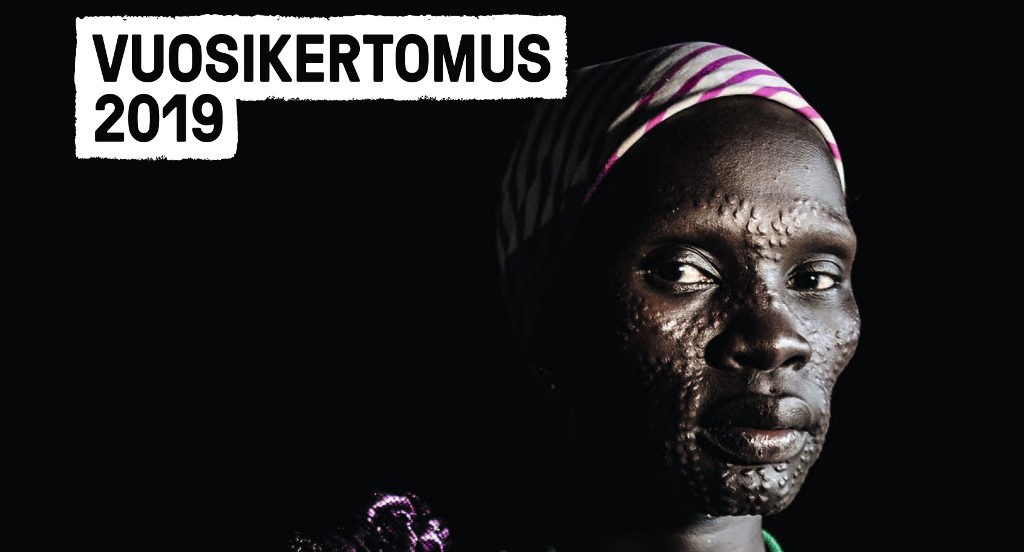 Kirkon Ulkomaanavun vuosikertomuksen kansi, eteläsudanilainen nainen