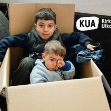 Syyrialaiset lapset leikkivät pahvilaatikossa pakolaiskeskuksessa.