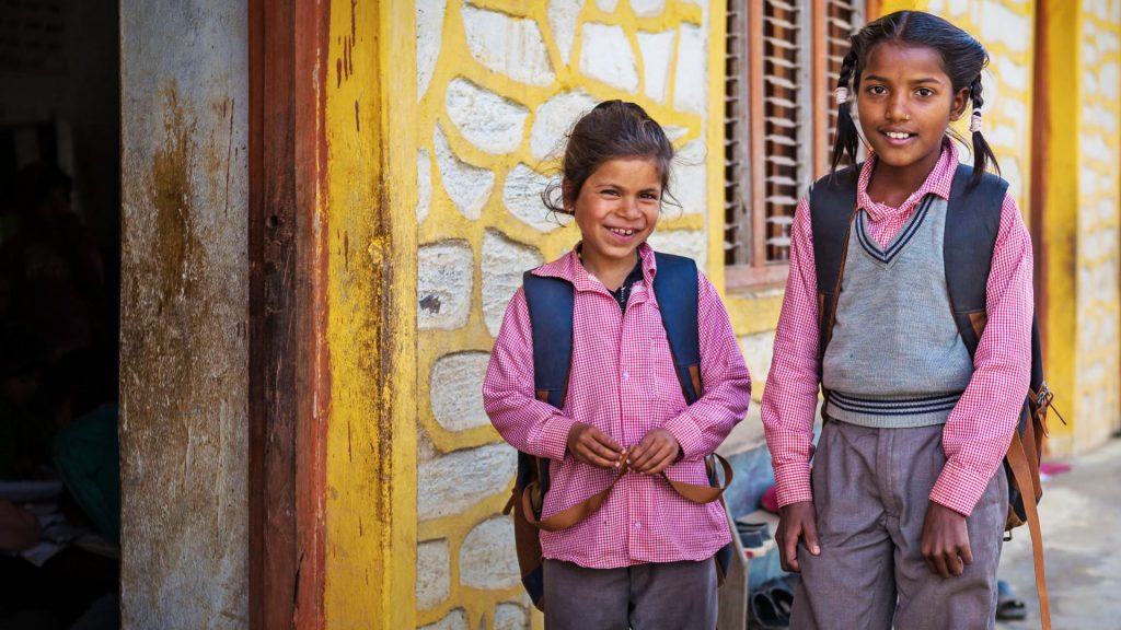 Bhavana ja koulukaveri koulun ovella pienessä Nepalin vuoristokylässä