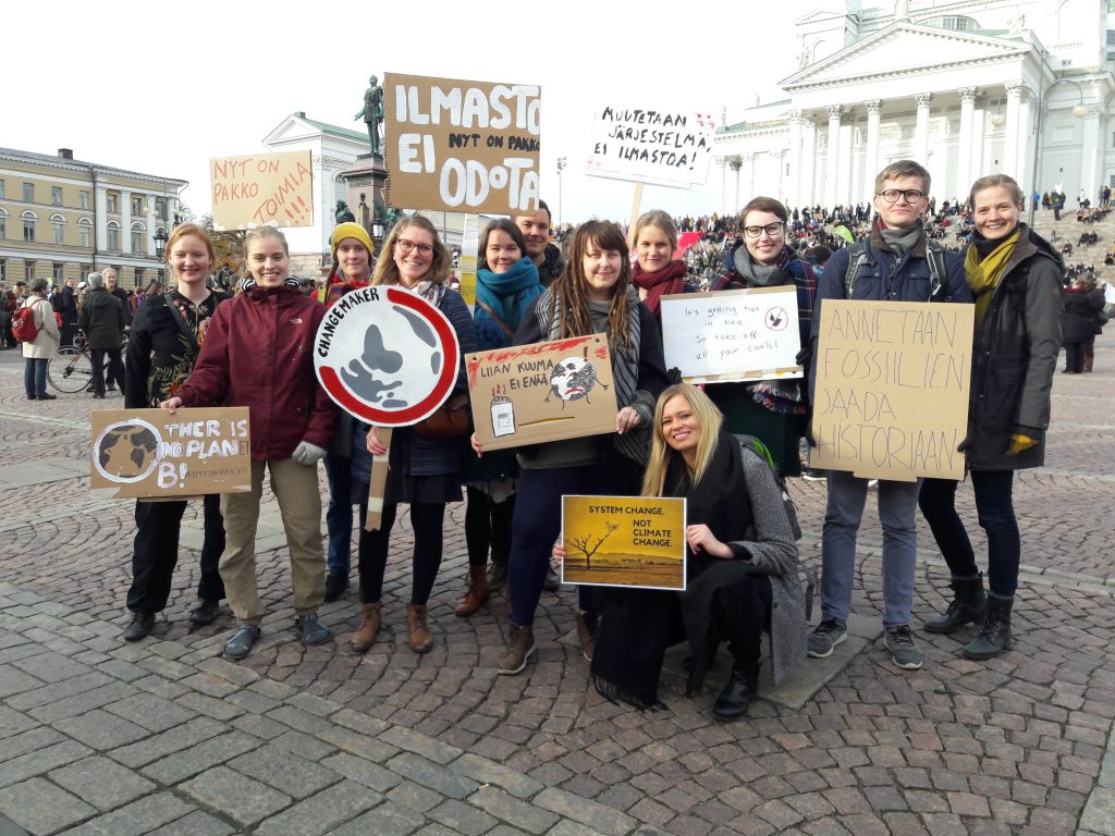 Ryhmä Changemakerin aktiiveja Senaatintorilla Helsingissä.