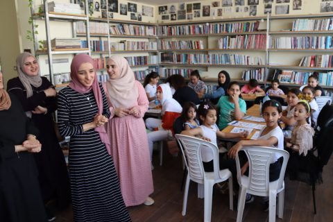 Isosisko kohensi mieltä — Mentoriohjelma tukee syrjäytymisvaarassa olevia lapsia Itä-Jerusalemissa