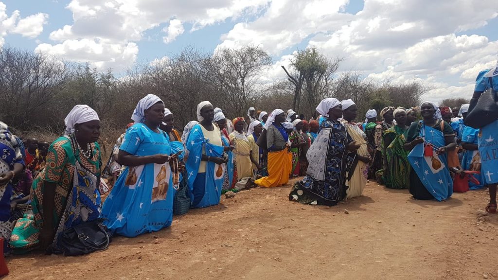 women praying