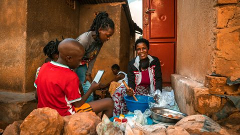 Perheleipomo ponnistaa Kampalan slummeista