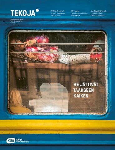 Junan ikkunasta näkyy lapsi makuulaverilla junahytissä.