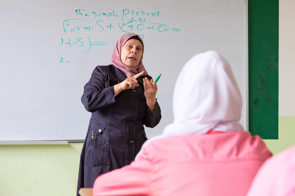 Läraren står framför klassen i Syrien.