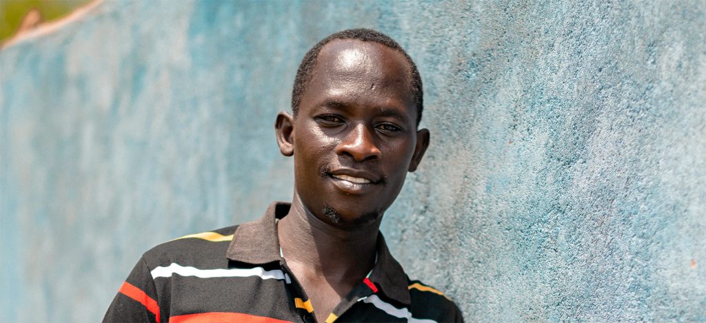 Mies hymyilee kameralle Keniassa.