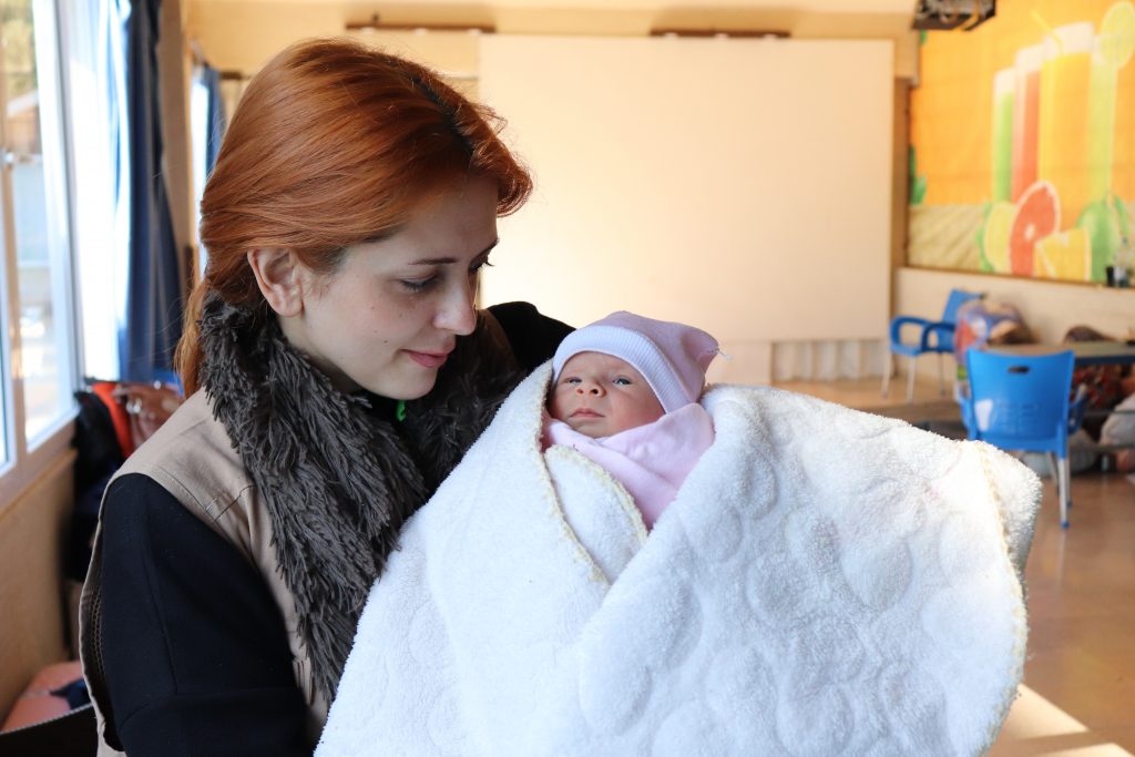 En kvinna och en baby.