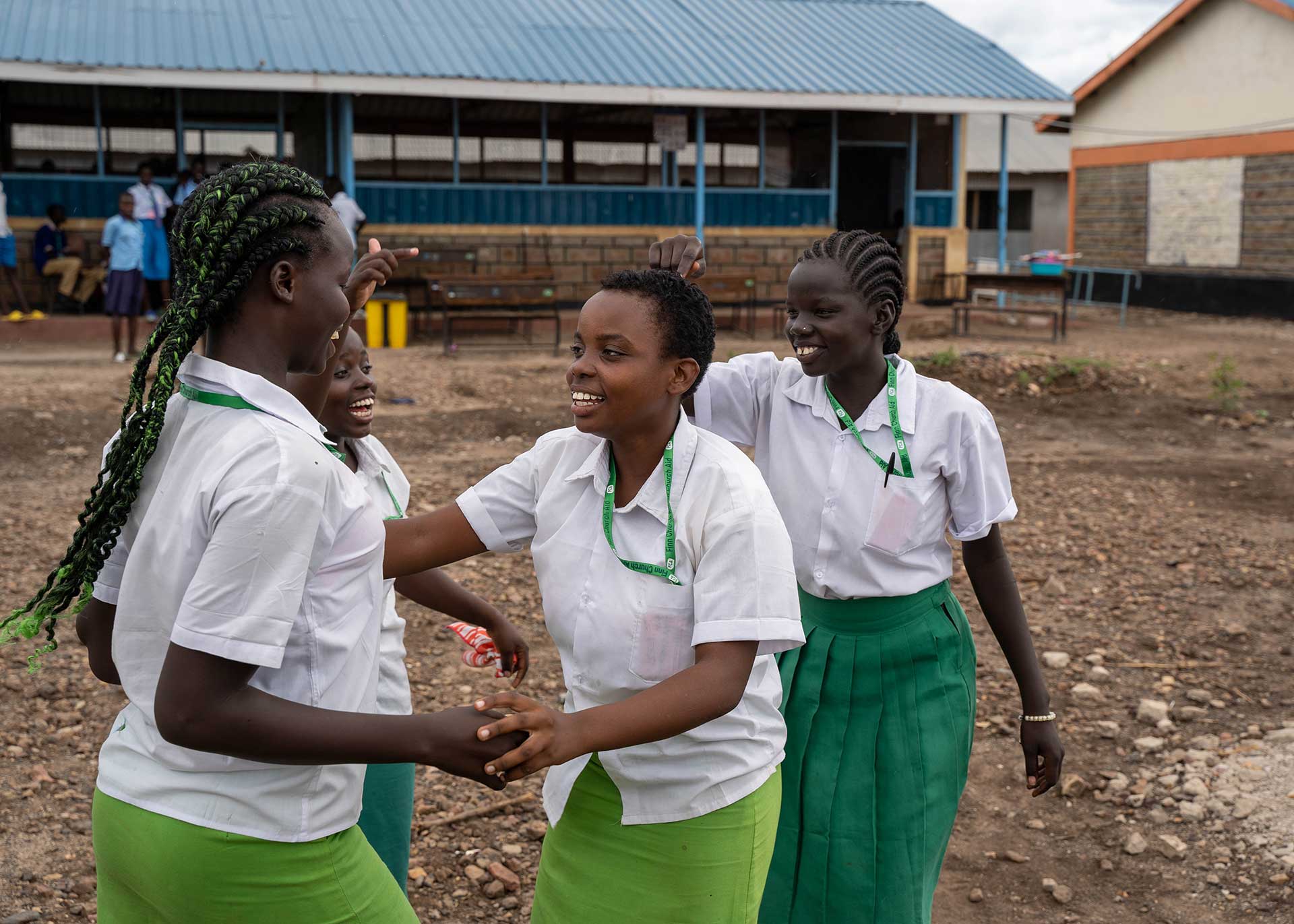 Kolme koulutyttöä Keniassa.