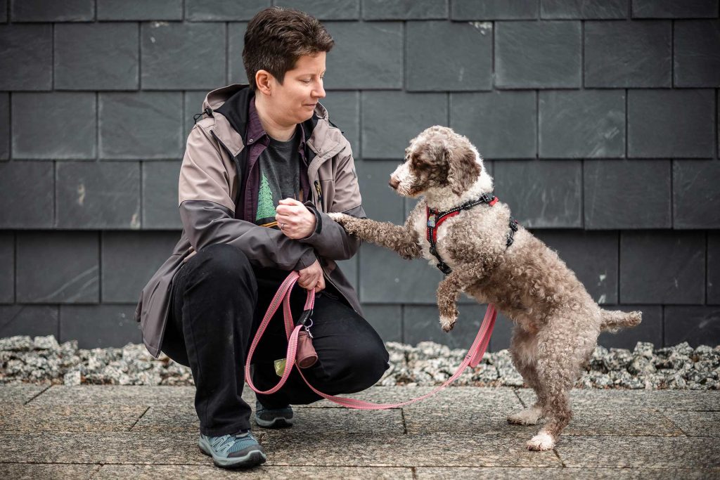 En kvinna och en hund.