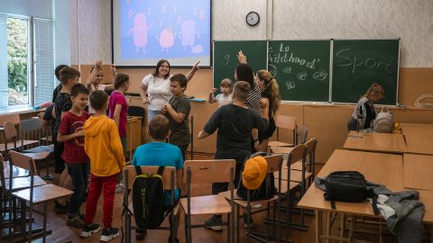 Luokkahuoneessa on lapsia ja opettaja Ukrainassa.