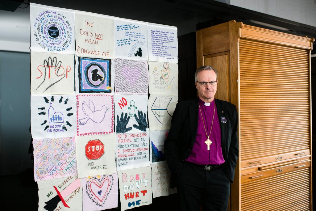 Arkkipiispa Tapio Luoma ja Torstait mustissa -kampanjan kangasjulisteet
