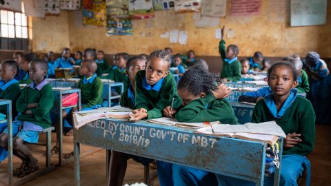Lapset istuvat opiskelemassa luokkahuoneessa Keniassa.