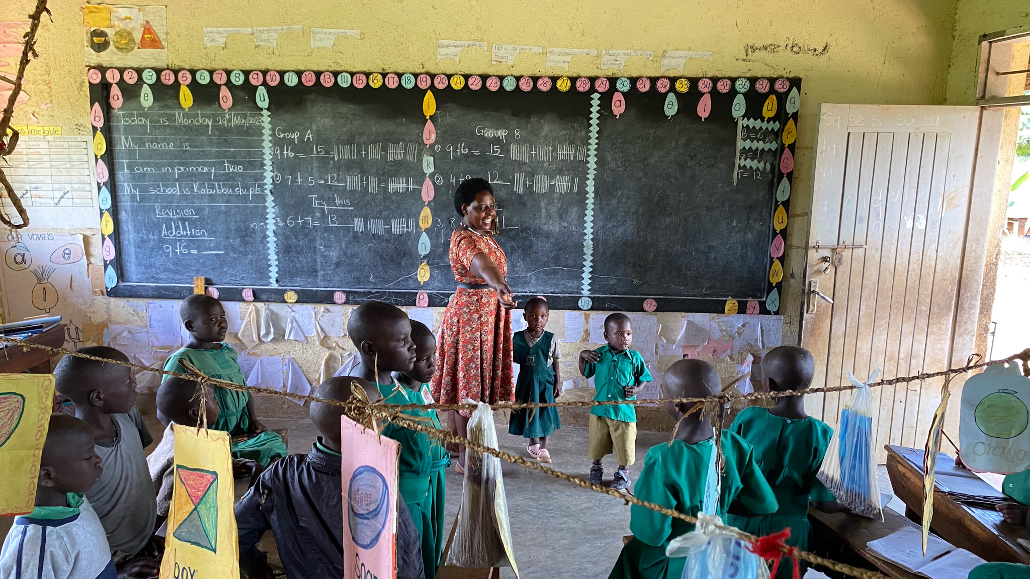 Opettaja Mary Tuhrirwe opettaa luokassaan.