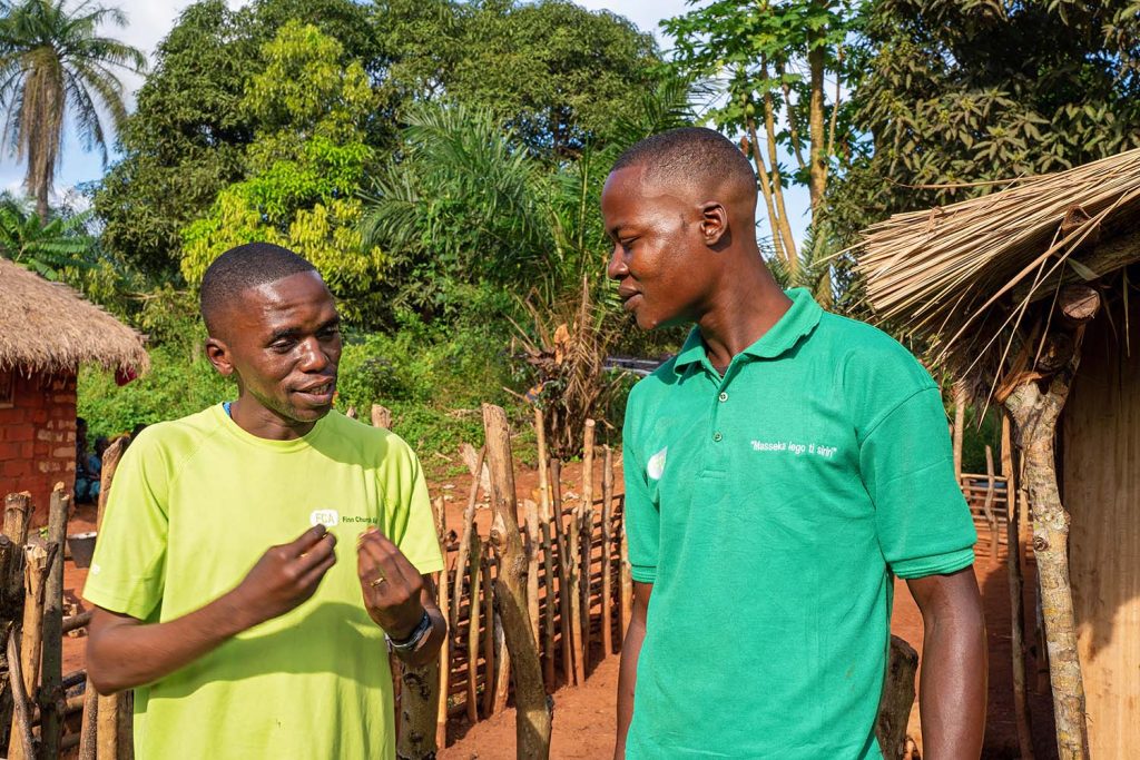 Två män pratar ute i solskenet i Centralafrikanska republiken.