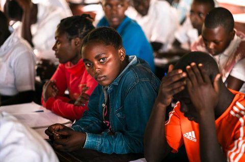 Vieraalla maalla – Kongolainen Dorcas, 17, pelkäsi pakolaisuuden tarkoittavan tulevaisuudesta luopumista
