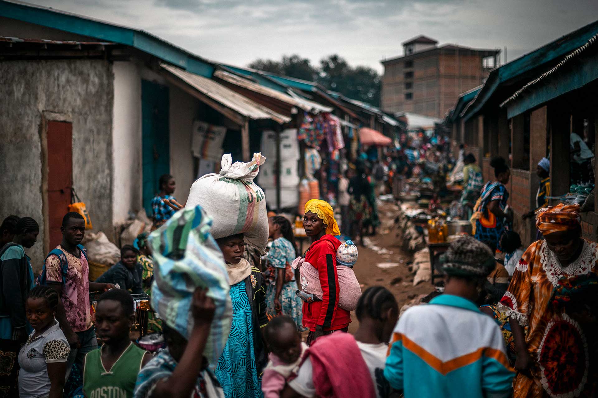 Ihmisiä markkinoilla Keski-Afrikan tasavallassa. People at a market in the Central African Republic.