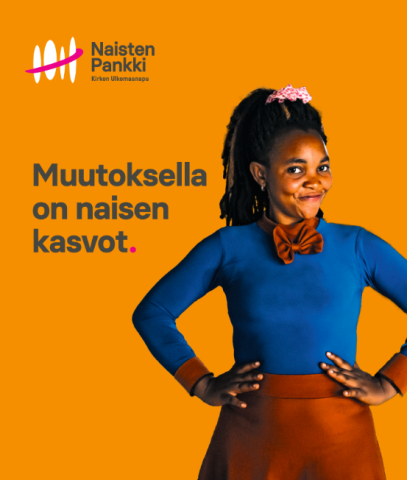 Nainen kädet vyötäröllään sinisessä paidassa.
