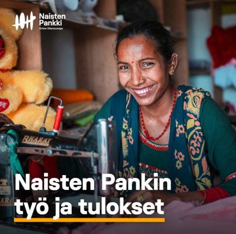 Nainen ompelukoneen äärellä.
