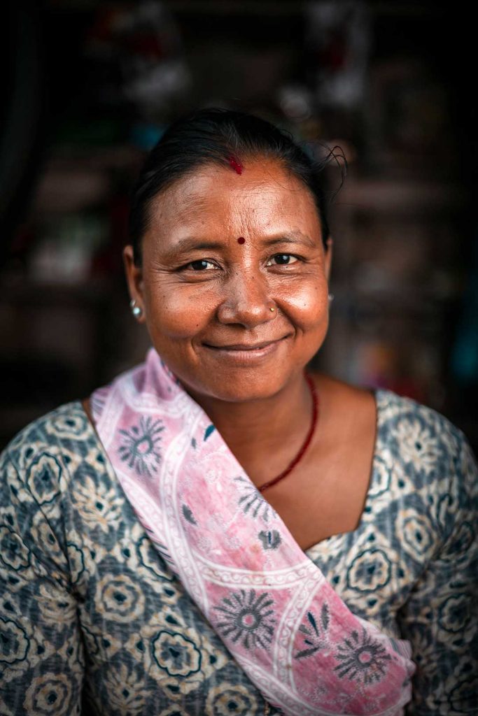 Nepalilainen nainen hymyilee kameralle.
