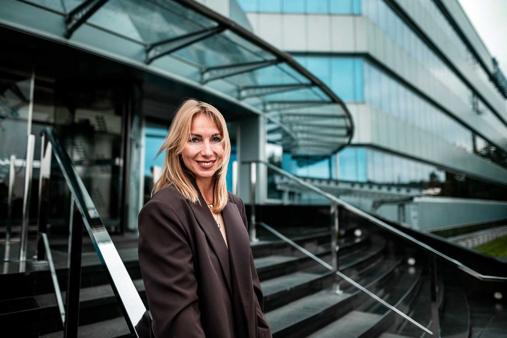 Nainen seisoo rakennuksen portailla kaupungissa Ukrainassa. 