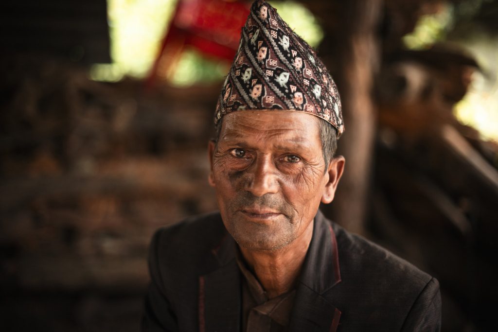 Nepalilainen mies katsoo kameraan.