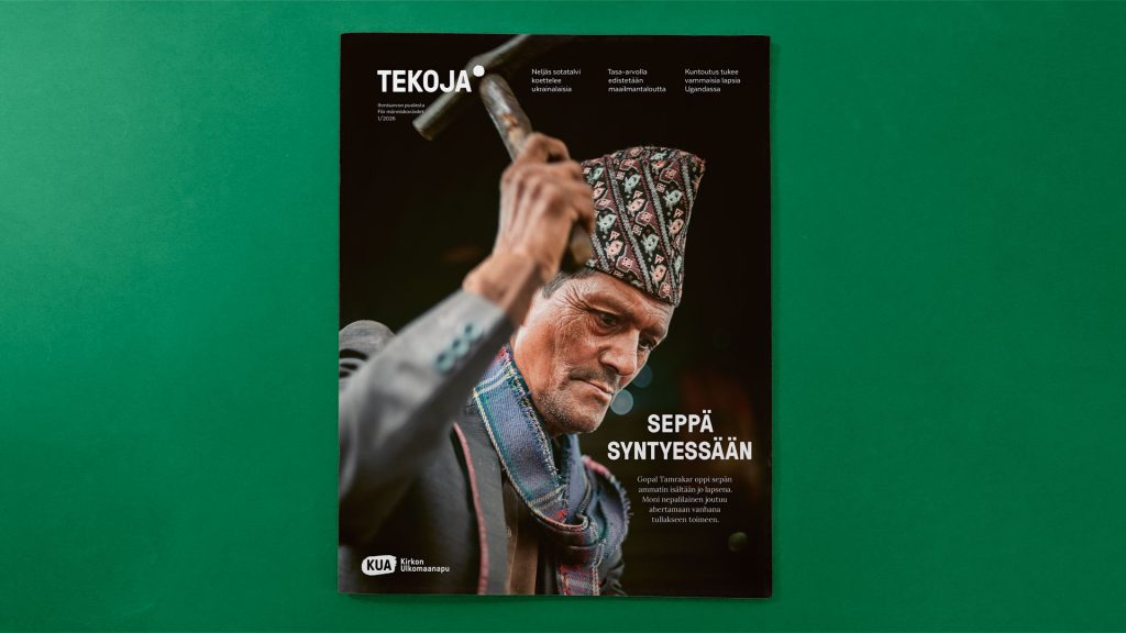 Nepalilainen seppä vasara koholla.