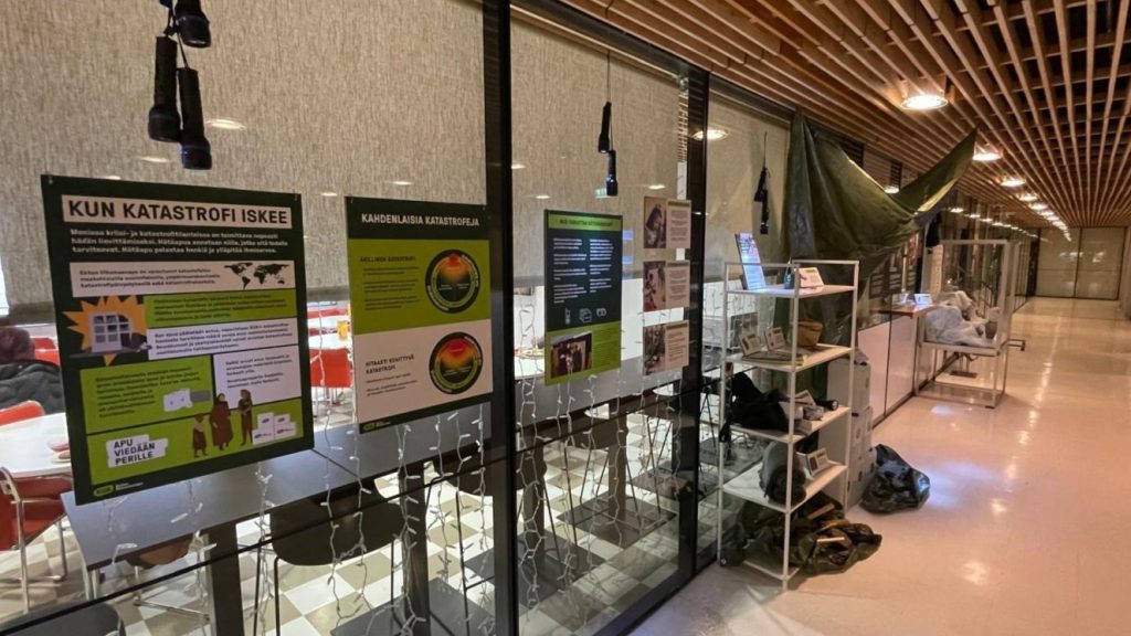 katastrofinäyttelyn tauluja ripustettuna