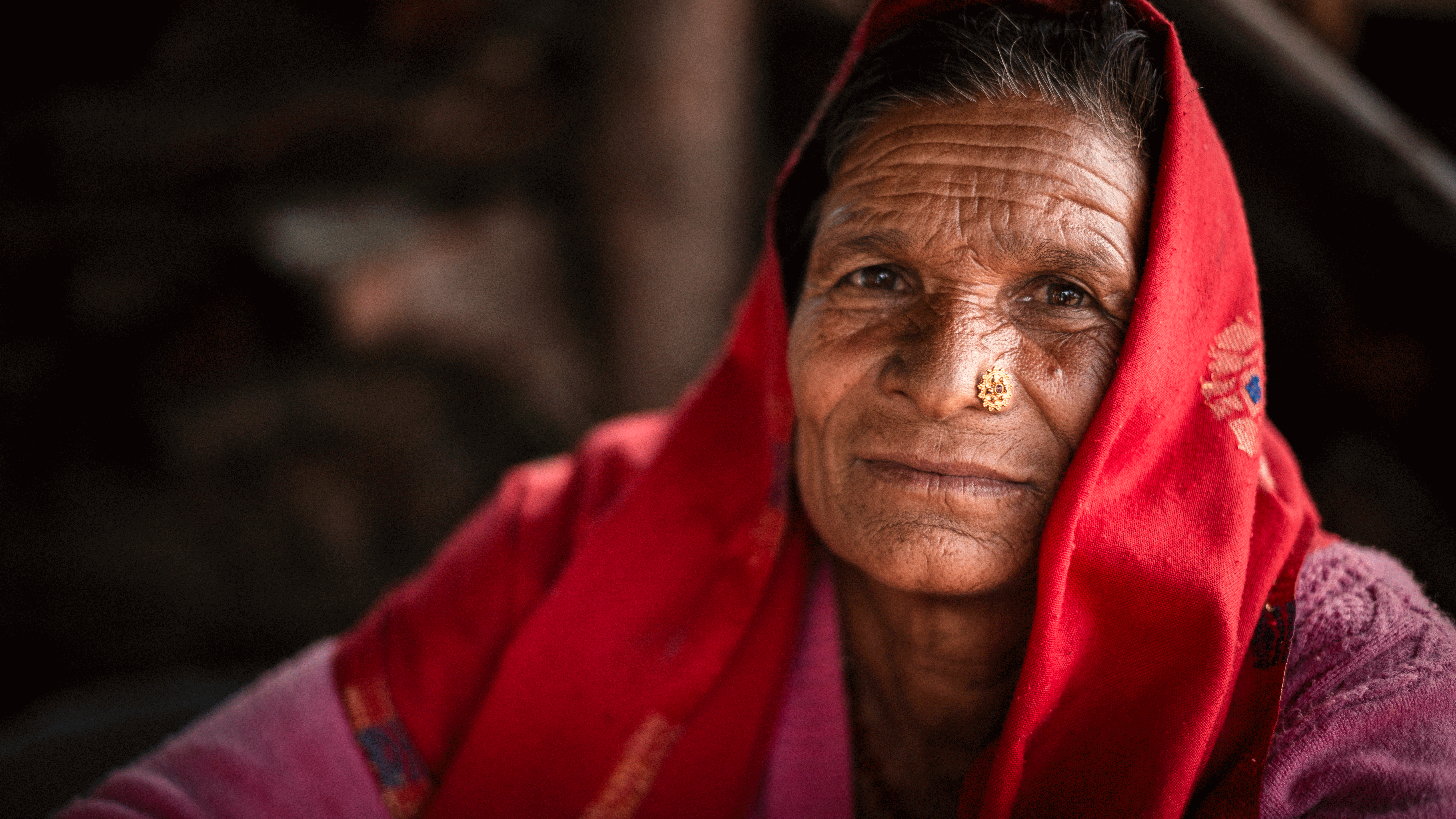 Punahuivinen nainen.