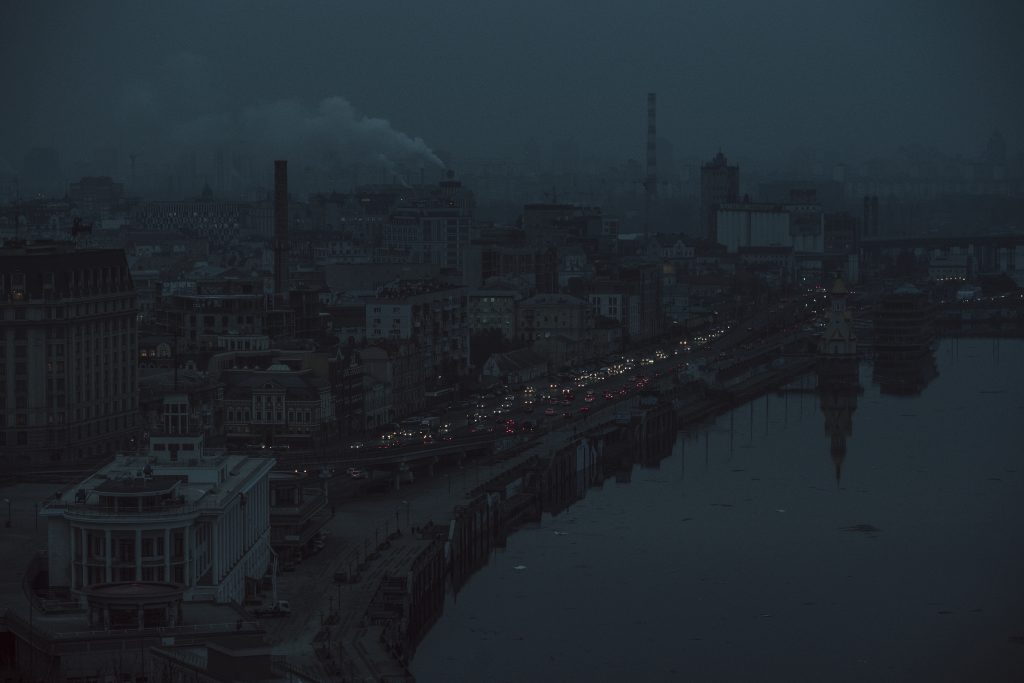 Ohjusten jälkeisessä pimeydessä elää toivon liekki