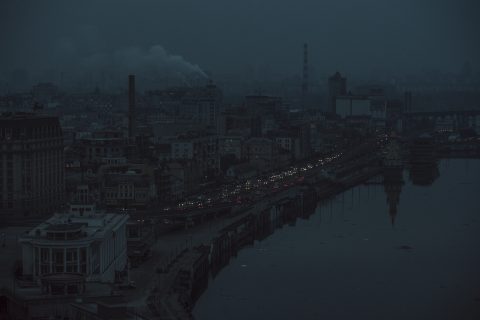 Ohjusten jälkeisessä pimeydessä elää toivon liekki