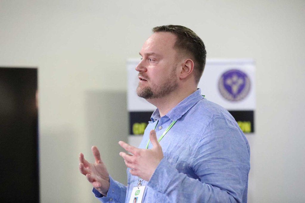 Mies puhuu. Lähikuva.