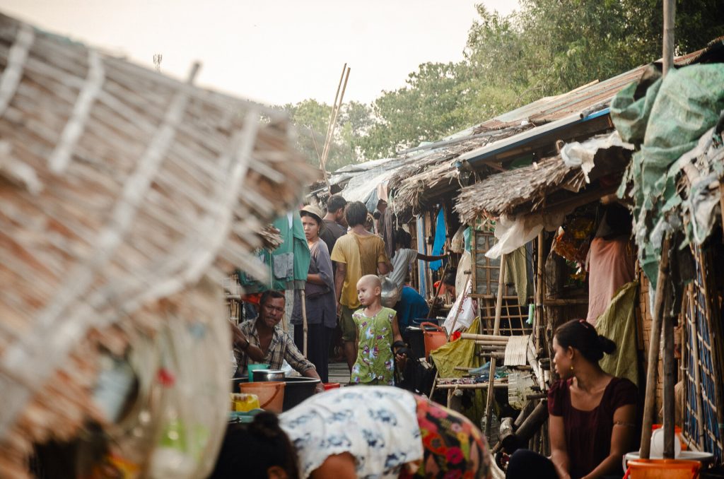 KATUNÄKYMÄ PAKOLAISLEIRILLÄ MYANMARISSA. KUVASSA NÄKYY IHMISIÄ JA RAKENNUKSIA.